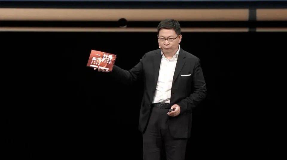 华为三折叠手机售价19999元起，被黄牛炒到9万一部