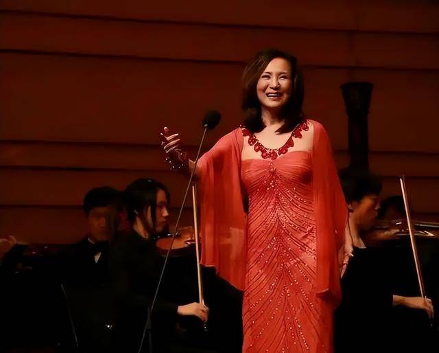 原来早已退出中国籍?被老外“玩腻就丢掉”的郑绪岚,却回国捞金