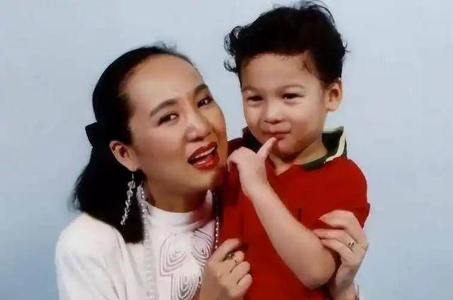 原来早已退出中国籍?被老外“玩腻就丢掉”的郑绪岚,却回国捞金