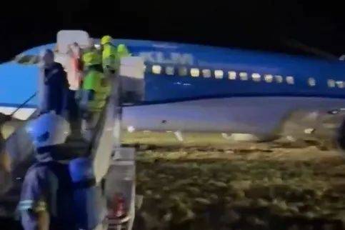 惊险，又是波音737-800！荷兰一载有182人的客机，降落时冲出跑道