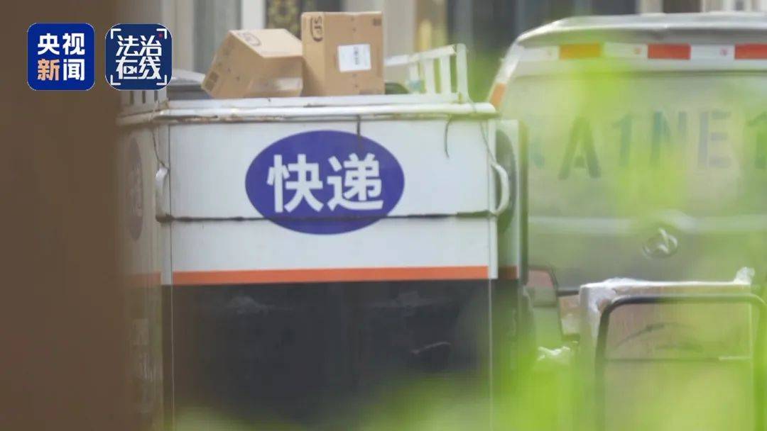 快递员长期网购手机、平板等高价产品，拒收并私吞800件赠品，“薅羊毛”获利38万元，犯诈骗罪获刑2年10个月