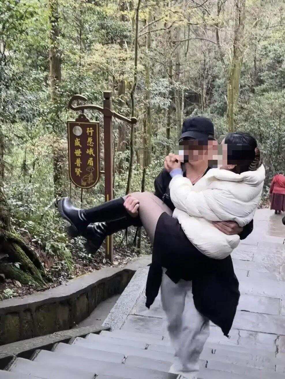 “陪爬”兴起,不少网友质疑过度的肢体接触,有“擦边”之嫌!服务边界不能模糊