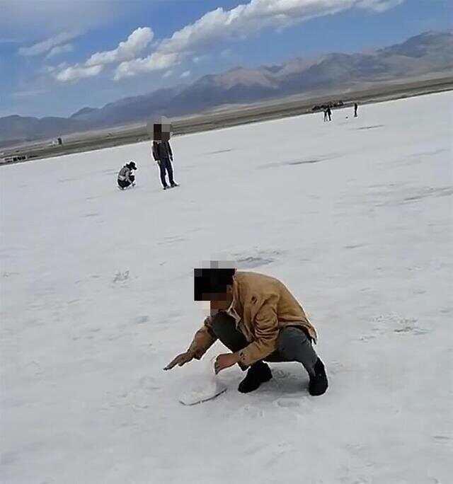 游客将茶卡盐湖铺路盐成袋装走 工作人员:原则上是不允许拿,可凭票免费领