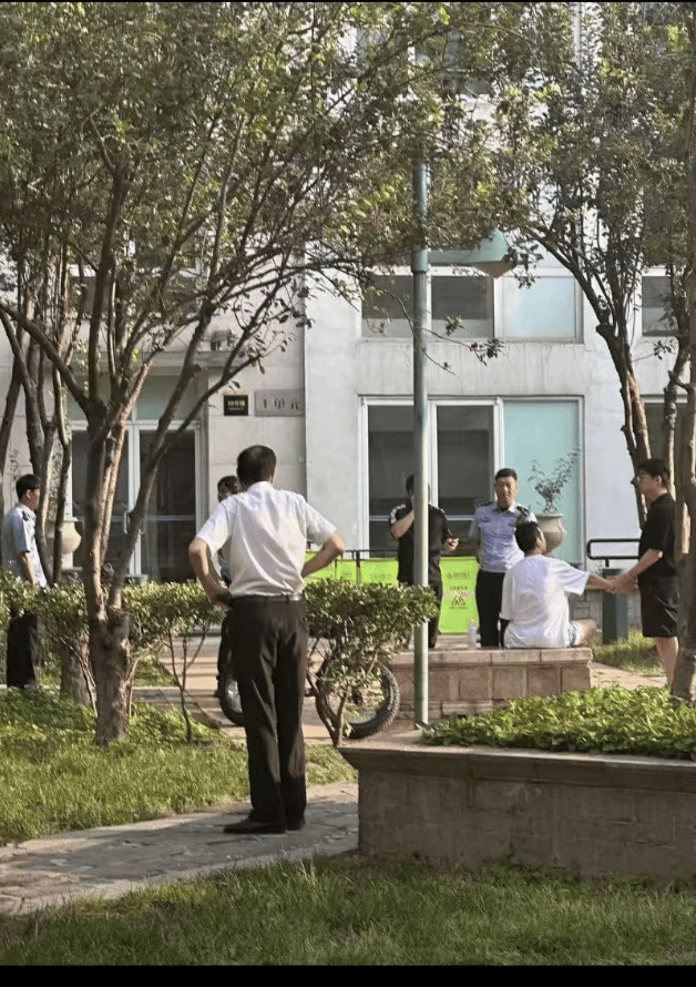 知名艺人于朦胧被传在北京一小区坠楼去世,物业证实凌晨有人坠楼,事发现场图疑曝光