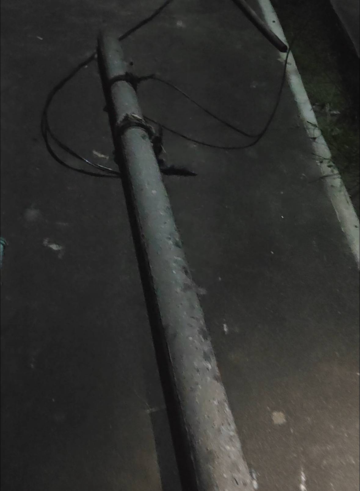 湖南益阳5岁女童被水泥杆砸中身亡：正在调查，水泥杆归属仍是谜