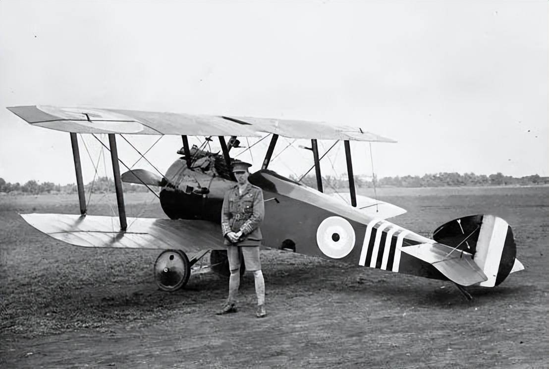 央视曝光!歼-35A改用内置登机梯,和F-35的一模一样?