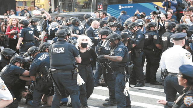 谈判桌下，特朗普先憋不住了，神秘预告“中美马上就有大消息”