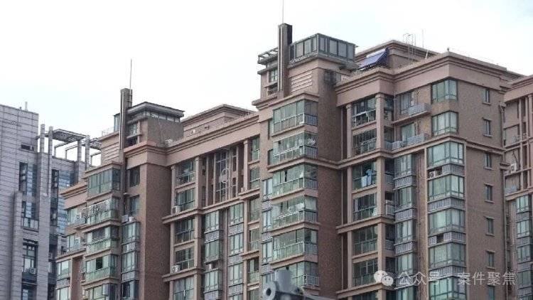 二手房中介雇人看房压价，狂砍60万搞崩房东心态，中介老板月入超50万