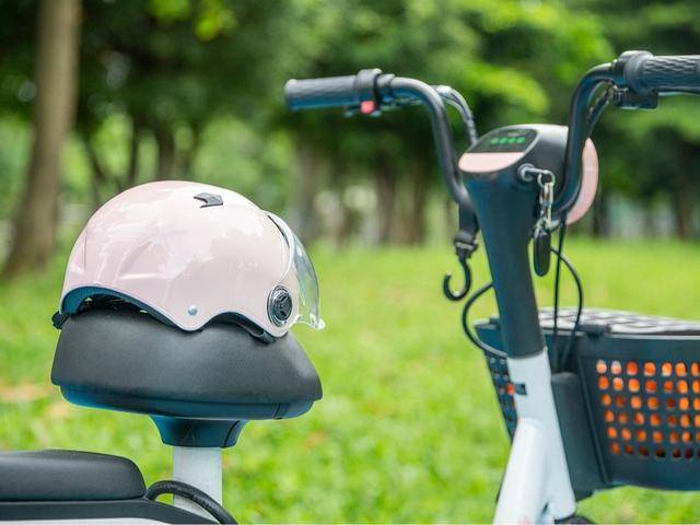 北京日报社区小板报 | 骑乘电动自行车戴头盔或成强制规定