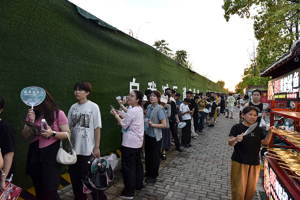 景德镇派专班接“鸡排哥”流量,很难有什么新故事