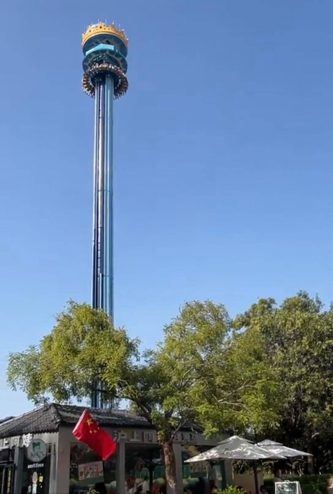 郑州方特跳楼机载客高空悬停七八分钟，工作人员：经查设备未发生故障