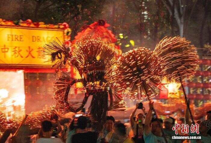 (寻味中华丨非遗)香港“大坑舞火龙”:“舞起来,就有无穷力量”