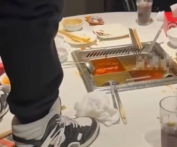 海底捞小便事件判决生效:两名17岁男孩家长赔偿220万元,此前海底捞索赔2300万元