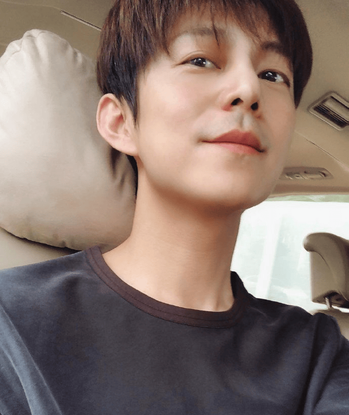 51岁何炅坦言:精力大不如前,我现在特别痛苦,又近视又老花