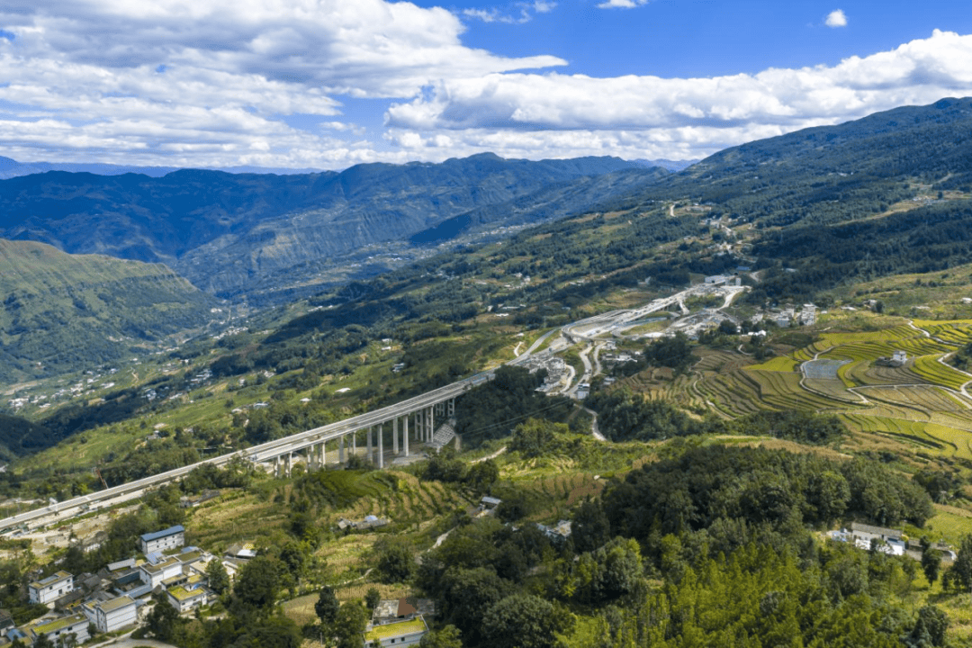 宜攀高速最长隧道贯通,今年底宁攀段全线通车倒计时→